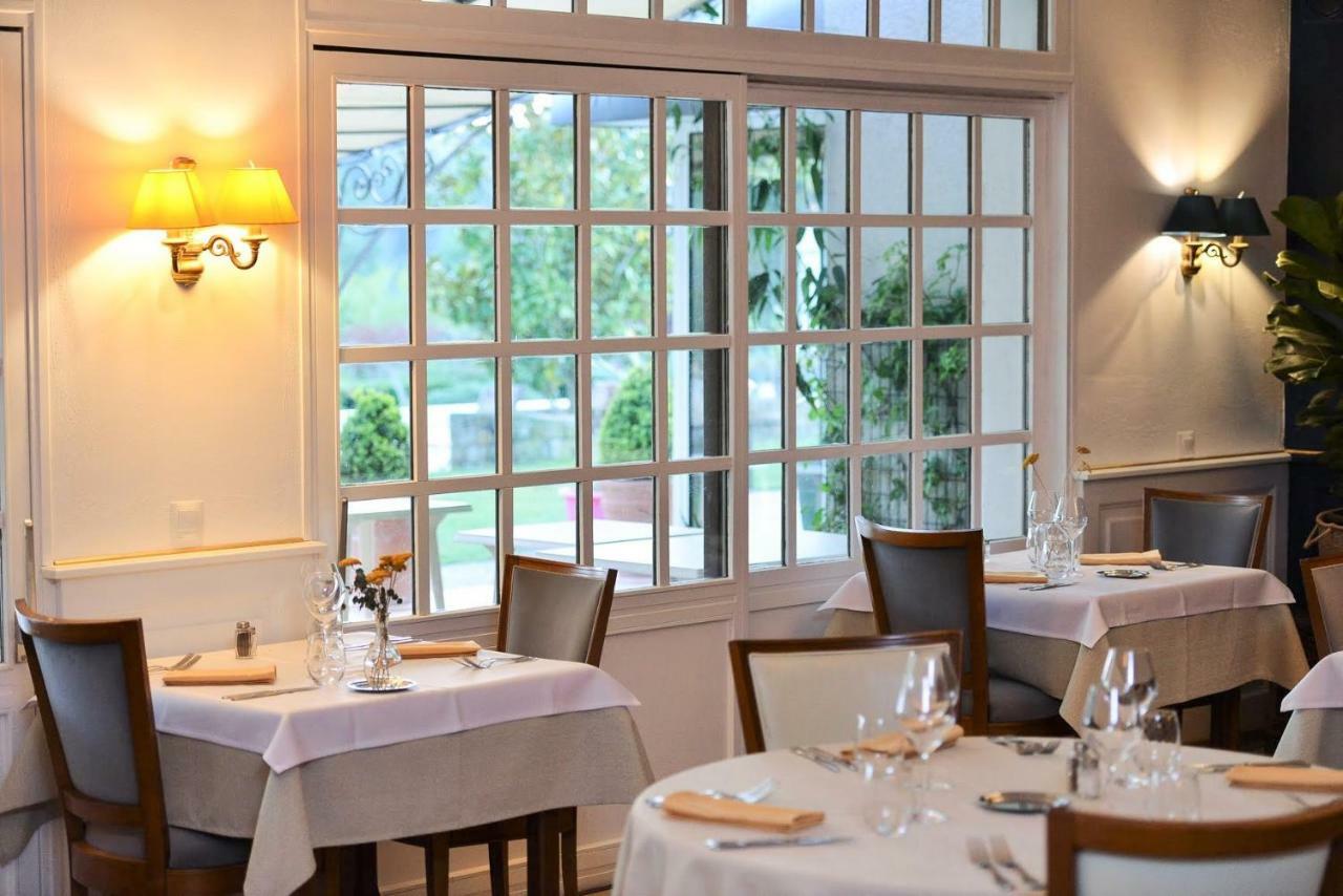 Logis Hotel Restaurant Le Chene Vert Rocher Eksteriør bilde